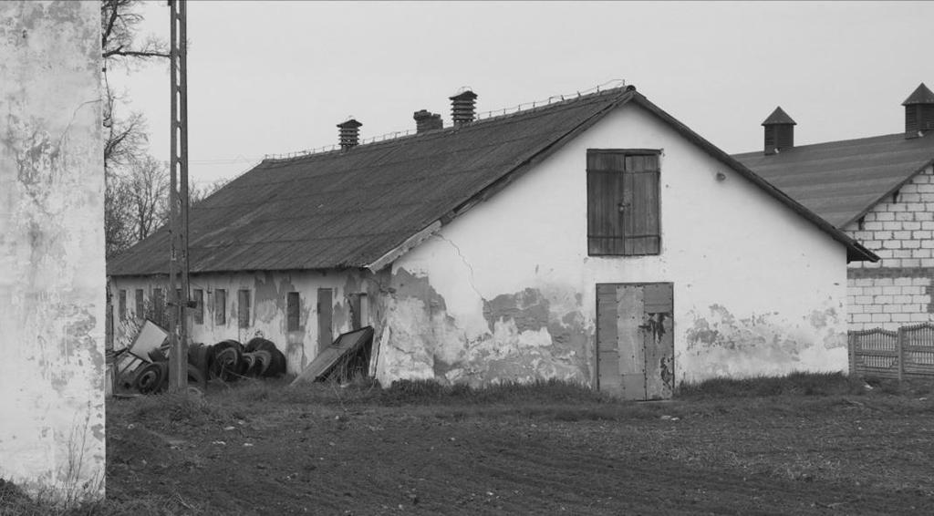 OBORA (3) Budynek zlokalizowany jest po prawej stronie drogi prowadzącej do dworu, prostopadle do zachowanych budynków okołu gospodarczego.