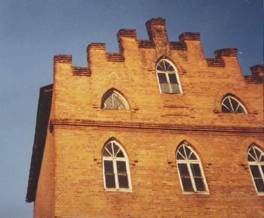 Większość tych budynków była przykładem dobrej sztuki budowania, funkcjonalnej, ale niepozbawionej elementów dekoracyjnych, typowych dla danej epoki.