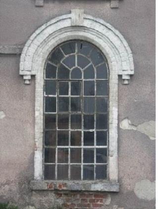 Nadproża okienne i drzwiowe zwykle mają kształt półkolisty lub