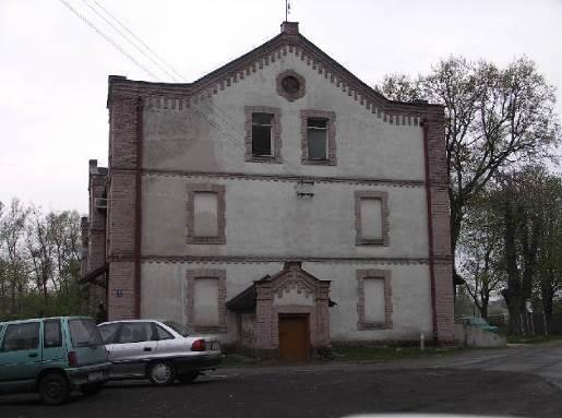 Kolejnym elementem dekoracyjnym kształtującym formę architektoniczną budynków folwarcznych są gzymsy.