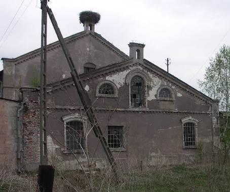 Gzymsy wykonane z cegieł posiadają ozdobne ząbkowane czoło.