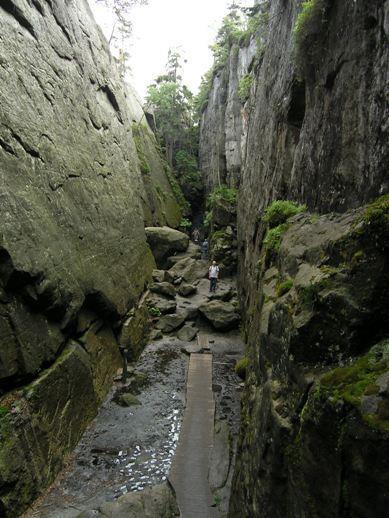 Pochodzenie geologiczne Wypiętrzone podczas orogenezy kaledońskiej i hercyńskiej Metamorfoza wcześniej powstałych skał osadowych i wulkanicznych oraz intruzje skał magmowych, przede wszystkim