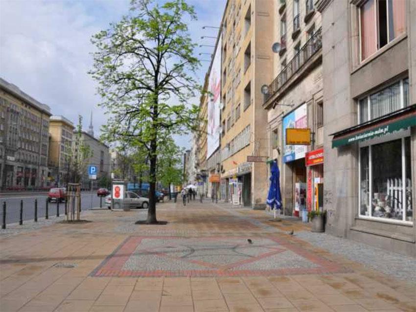 Zarząd Dróg Miejskich w Warszawie odpowiedzialny jest za około 800 kilometrów ulic, z czego 600 kilometrów posiada chodniki. W ubiegłym roku ZDM wyremontował 77.