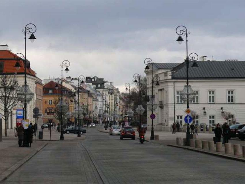 ruchu i ograniczono go tylko do autobusów i taksówek oraz orszaków prezydenckich. Chodniki zostały ułożone z trzykolorowych płyt granitowych: żółtych, czerwonych i szarych.