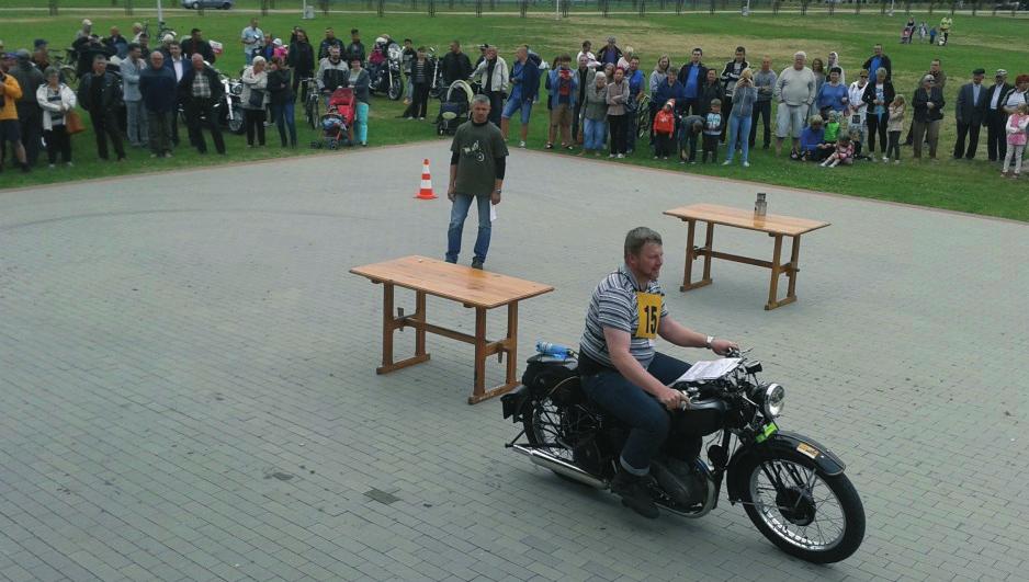 V Rodzinny Piknik w Jamielniku Lidzbark gościł miłośników motocykli zabytkowych K U LTU RA S P O R T W sobotę, 11 lipca, na kilka godzin park przy jeziorku w Lidzbarku zamienił się w muzeum techniki