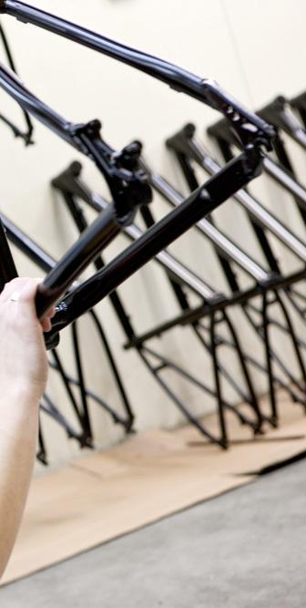 LINIA PRODUKCYJNA Produkcja rowerów w firmie KROSS to skomplikowany proces, na który składa się wiele etapów i czynności.