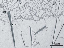 10-5 cm/s (longitudinal microsections): Obserwuje się płaski charakter frontu krystalizacji, co pokazano na rys. 3 c,d.