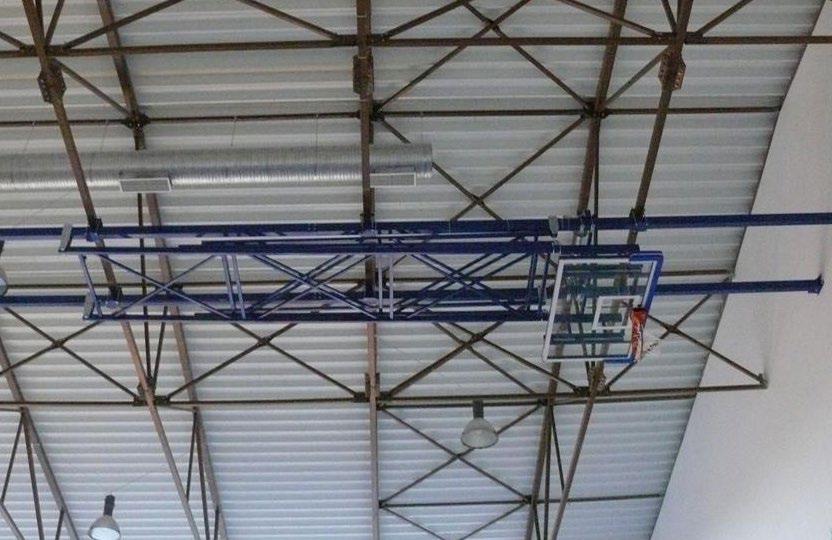 K-201 K-199 0,9 x 1,2 m 1,05 x 1,8 m Konstrukcje podstropowe na sale sportowe z napędem elektrycznym Konstrukcja podwieszana tablic z napędem elektrycznym mocowana jest do konstrukcji nośnej stropu