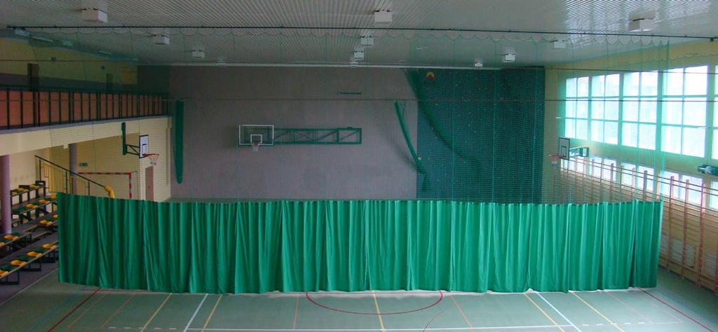 systemy kurtyn grodzących siatkowo-tkaninowych na hale sportowe.