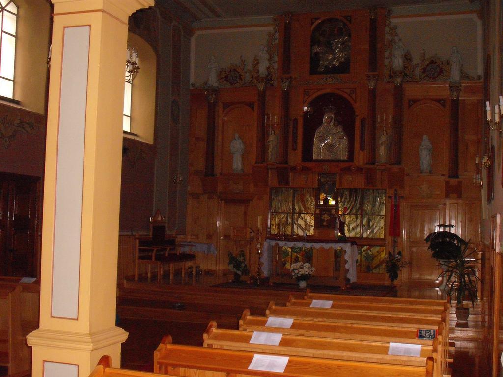 Nad nawą znajduje się chór muzyczny, który jest opuszczony w dół w stosunku do prezbiterium.