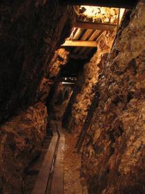 Tory drewniane Początki kolei W średniowiecznych kopalniach węgla i rud żelaza były budowane prymitywne torowiska drewniane, dla kolejek konnych i wózków transportowych ciągniętych przez ludzi.