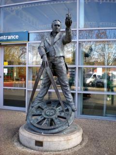 George Stephenson skończył budowę pierwszego parowozu Locomotion dla nowej kolei.
