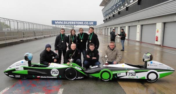 Walczący na torze Silverstone studenci Politechniki Śląskiej wyjeździli dwa najwyższe stopnie na podium.