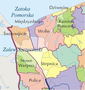 Wody zalewu po stronie polskiej należą do czterech powiatów w woj. zachodniopomorskim (powiat policki, powiat goleniowski, powiat kamieński i gminy z prawami powiatu Świnoujście).