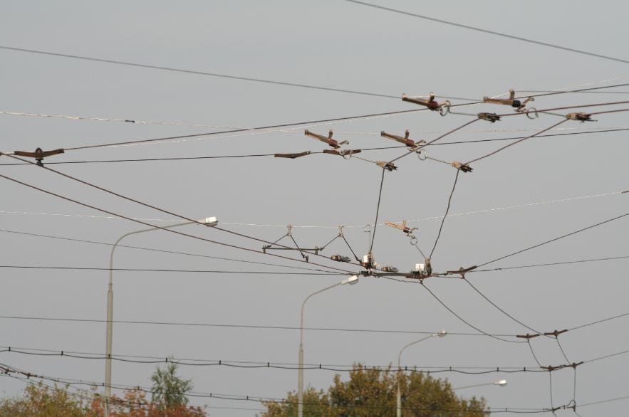 Fot. 2. W trakcie budowy nowego odcinka trakcji wykorzystano nowoczesne rozwiązania trakcyjne czeskiego producenta Elektroline (na zdjęciu montaż zjazdu tzw. szybkiego przejazdu), 23.09.2007 r. (fot.