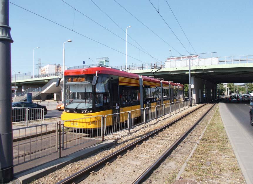 44 utrzymując pracę przewozową na zbliżonym poziomie, takim zabiegiem skraca się dwukrotnie średni czas oczekiwania pasażerów na tramwaj.