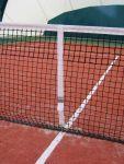Na siatce do tenisa stosowana jest taśma napinająca, która służy do obniżenia siatki z 107