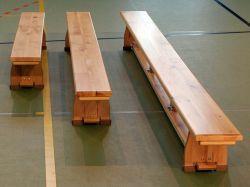 Ławki gimnastyczne: Ceny z VAT Wykonane z drewna iglastego, nogi drewniane lub stalowe posiadają stopki z gumy niebrudzącej podłoże.