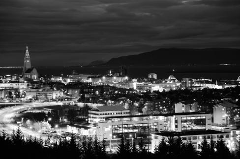 F Fotografowanie scen nocnych z ręki Zwykle podczas wykonywania zdjęć nocnych konieczne jest użycie statywu, aby unieruchomić aparat.