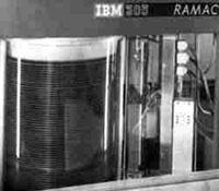 Pierwszy w historii twardy dysk pojawił się 13 września 1956r. Był to RAMAC 350 (Random Access Method of Accounting and Control) zaprezentowany przez IBM.