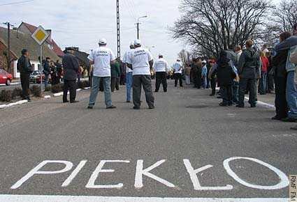 Podczas gdy drużyna nieba gra w najlepsze, drużyna piekła ma dość niewdzięczną rolę rozstawiona za linią środkową, biega za piłką, chwyta ją najczęściej z ziemi i odrzuca.