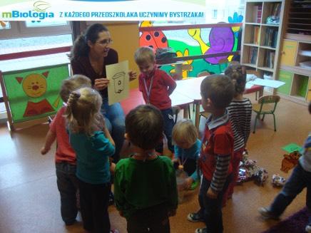 ' ' TEMATYKA ZAJĘĆ PIERWSZY CYKL SPOTKAŃ: Wrzesień 1. Przedszkolaki segregują śmieci. Dzieci dowiadują się, co to jest segregacja śmieci oraz recykling.