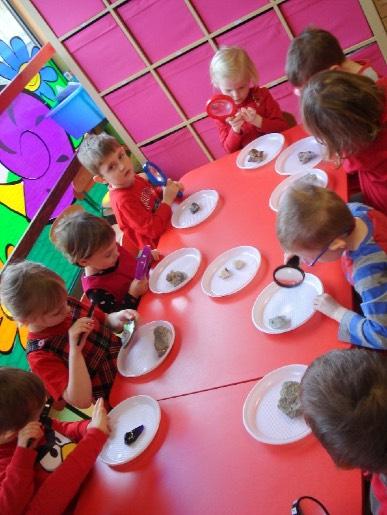 A to wszystko dzięki modelom, licznym pomocom oraz filmikom edukacyjnym. 2. Zaczarowane kamienie. Obserwacja przez lupy profesjonalnej kolekcji skał i minerałów to niesamowite doświadczenie.