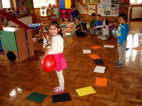 ' ' Marzec 1. Odkrywamy świat zwierząt: Kto mieszka w zoo? Zajęcia uczą otwartości na poznawanie nowych form życia i szacunku wobec nich.