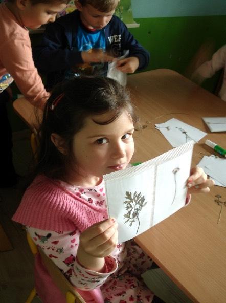 ' Maj 1. Kolorowy świat kwiatów przygotowanie zielnika. Kwiaty otaczają nas na co dzień, ale czy przedszkolaki znają ich rolę w przyrodzie? Od dziś tak!