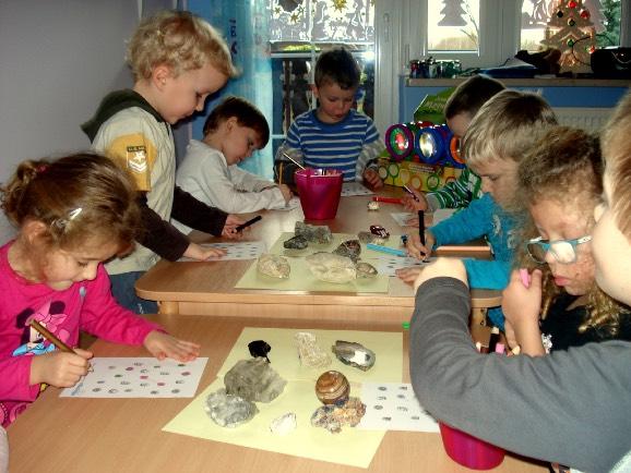 Zajęcia pozwalają rozwijać u naszych młodych inżynierów wyobraźnię przestrzenną oraz myślenie przyczynowo-skutkowe.