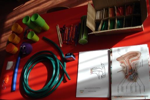 Na zajęciach dzieci rozszczepiają światło za pomocą pryzmatu, załamują w peryskopie, obserwują świat przez okulary