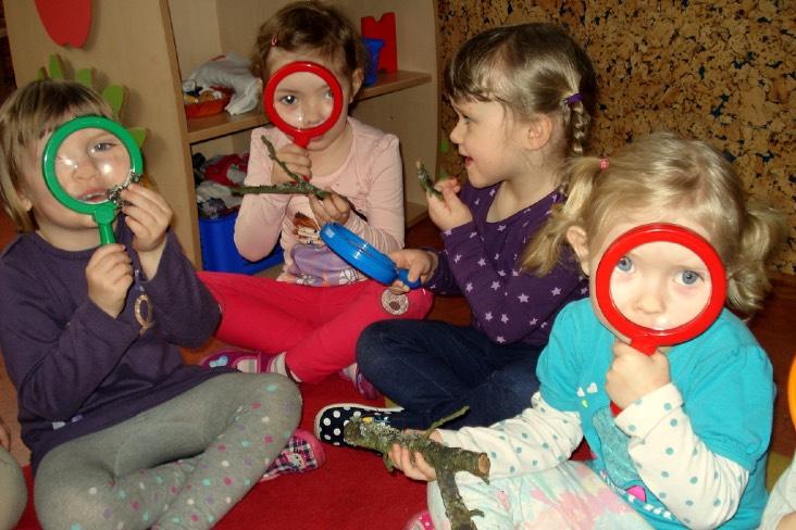 Przedszkolaki poznają przyczyny i skutki dziury ozonowej, efektu cieplarnianego, kwaśnych deszczów i smogu oraz uczą się, jak dbać o naszą atmosferę.