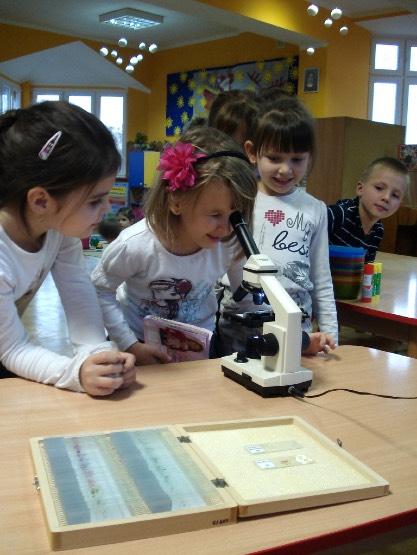 ' & Kwiecień 1. Z wizytą w ulu, czyli jak powstaje miód. Aby wyprodukować jedną łyżeczkę miodu musi pracować przez całe swoje życie 12 pszczół robotnic.