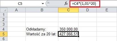 Takiej operacji dokonamy stosując wzór na procent składany. Kapitał bieżący należy przemnożyć razy 1,01 podniesione do potęgi odpowiadającej ilości lat (u nas 20).