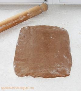 1. Dojrzałe ciasto dzielimy 2-3 części (w zależności od wymiarów blachy, na której będą pieczone placki piernika), oprószamy mąką stolnicę i rozwałkowujemy ciasto, następnie przekładamy na blachę
