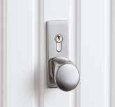 Drzwi są standardowo wyposażone obustronnie w klamki, na życzenie w komplet okuć z nieruchomą gałką na zewnątrz. Zamek z wkładką patentową może być zintegrowany z centralnym systemem zamykania domu.