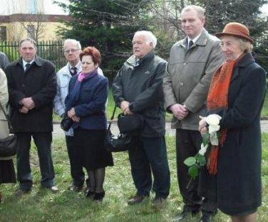 uczniowie miejscowego Zespołu Szkół Ogólnokształcących. Następnie dzieci poległych policjantów zasadziły dęby pamięci z pamiątkowymi tabliczkami na granitowych postumentach na terenie przyszkolnym.