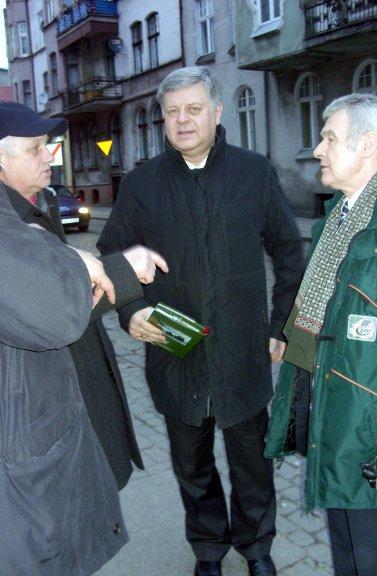 Na zdjęciu państwo Płażyńscy w rozmowie z (z prawej) Grzegorzem Szalewskim (Rumia), Henrykiem Stachurskim (Gdańsk Osowa) i (z lewej )Zbigniewem Talewskim, który prezentuje wydanie