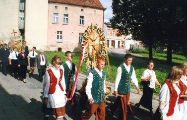 Plon niesiemy, plon w gospodarza dom... Fot. J. Basta introligatorów, krawców, rzeźników i tynkarzy. Wizerunek św. Bartłomieja widniał na pieczęci pieczęci komturstwa tucholskiego (1332).