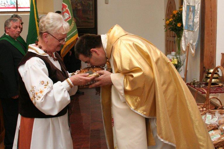 Jakuba 25 lipca) kosiarze brali kąpiel w jeziorze lub w rzece, przywdziewali czystą bieliznę i białą koszule, udawali się do kościoła, gdzie święcono kosy.