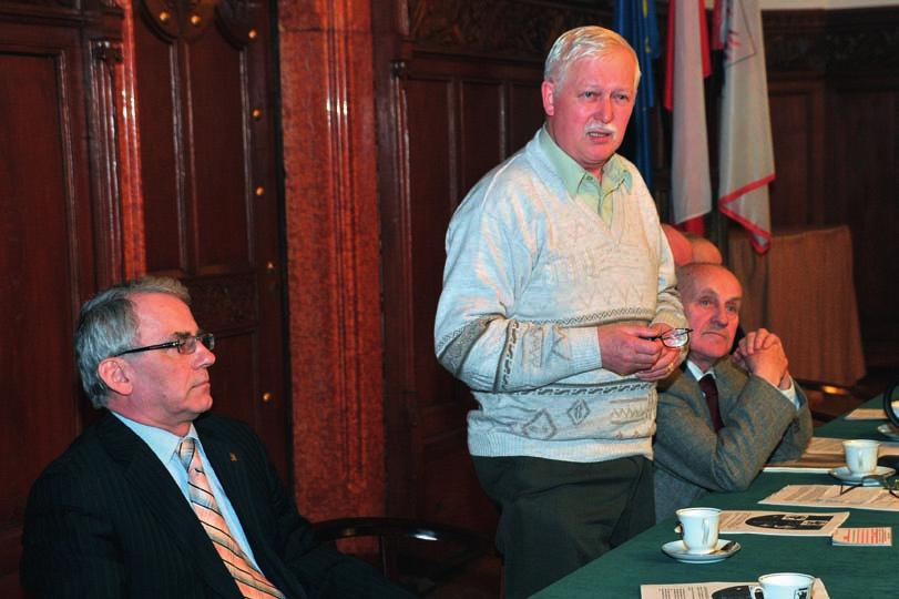 Głos zabiera Krystian Zmuda Trzebiatowski, obok siedzą, po lewej, Edmund Zmuda Trzebiatowski, po prawej Aleksander Jutrzenka Trzebiatowski.