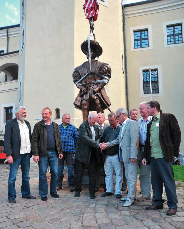 Jest to pierwsze zdjęcie pomnika Bogusława X wykonane tuż po jego montażu, z najbardziej wytrwałymi członkami Komitetu Budowy. Zbigniew Talewski dziękuje Edmundowi Zmudzie Trzebiatowskiemu.