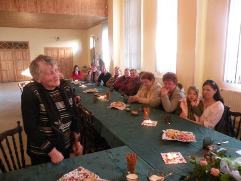 Poetka zauważa rzeczywistość w jej różnych wymiarach-natury, życia, religii.