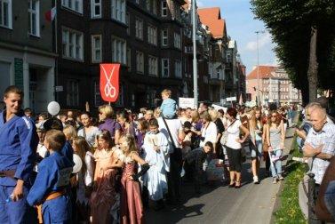 Po ceremonii spod zamku ruszył barwny korowód mieszkańców miasta.