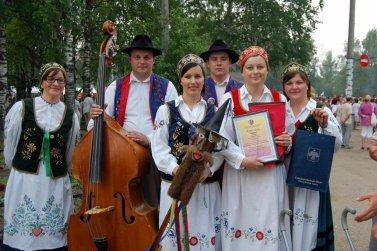 Przez Cezarego Karpińskiego, dyrektora Instytutu Polskiego w Sankt Petersburgu otrzymaliśmy zaproszenie do wzięcia udziału w festiwalu pieśni ojczystej Zawalinka w Wylgorcie, w Republice Komi.