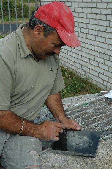 Aslanin Grigor artysta kamieniarz Armeńczyk podczas pracy przy Obelisku papieskim. Papież patrzy na nas z niebiańskiego okna i chce, żebyśmy się tego i każdego innego dnia radowali mówił ks.