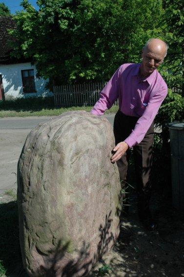 Jan Mądry sołtys Krępy przy głazie ofiarowanym przez Andrzeja Jacuńskiego z Krępy, na obelisk nad Słupię. Najstarsze zapisy nazwy wsi pochodzą z 1 628r. (Birckow) i z 1 779r. (Birkow).