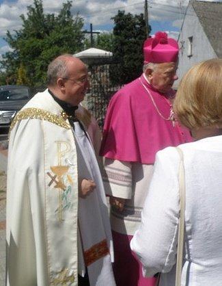 Bernarda Gończa, proboszcza sąsiedniej parafii Borowy Młyn w walce o korzystne wytyczenie przebiegającej przez Gochy granicy państwowej pomiędzy odrodzoną II RP a Niemcami.