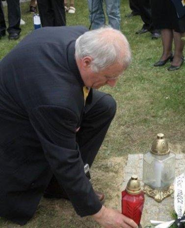 Należy podkreślić i serdecznie podziękować wszystkim tym, co wspomogli budowę tego konarzyńskiego obelisku, pamięci i chwały. W szczególności podziękować ks.