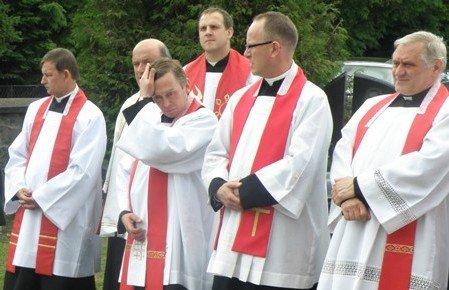 Jacek Halman proboszcz parafii Borowy Młyn Maria Rogenbuk prezes O/ZKP w Konarzynach wygłasza referat.